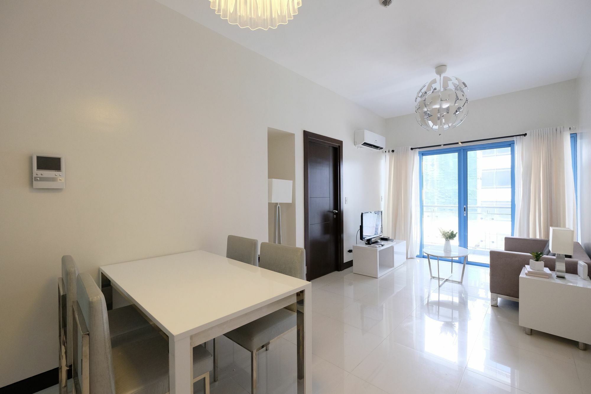Csuites At Two Central Residences Makati City Exterior photo