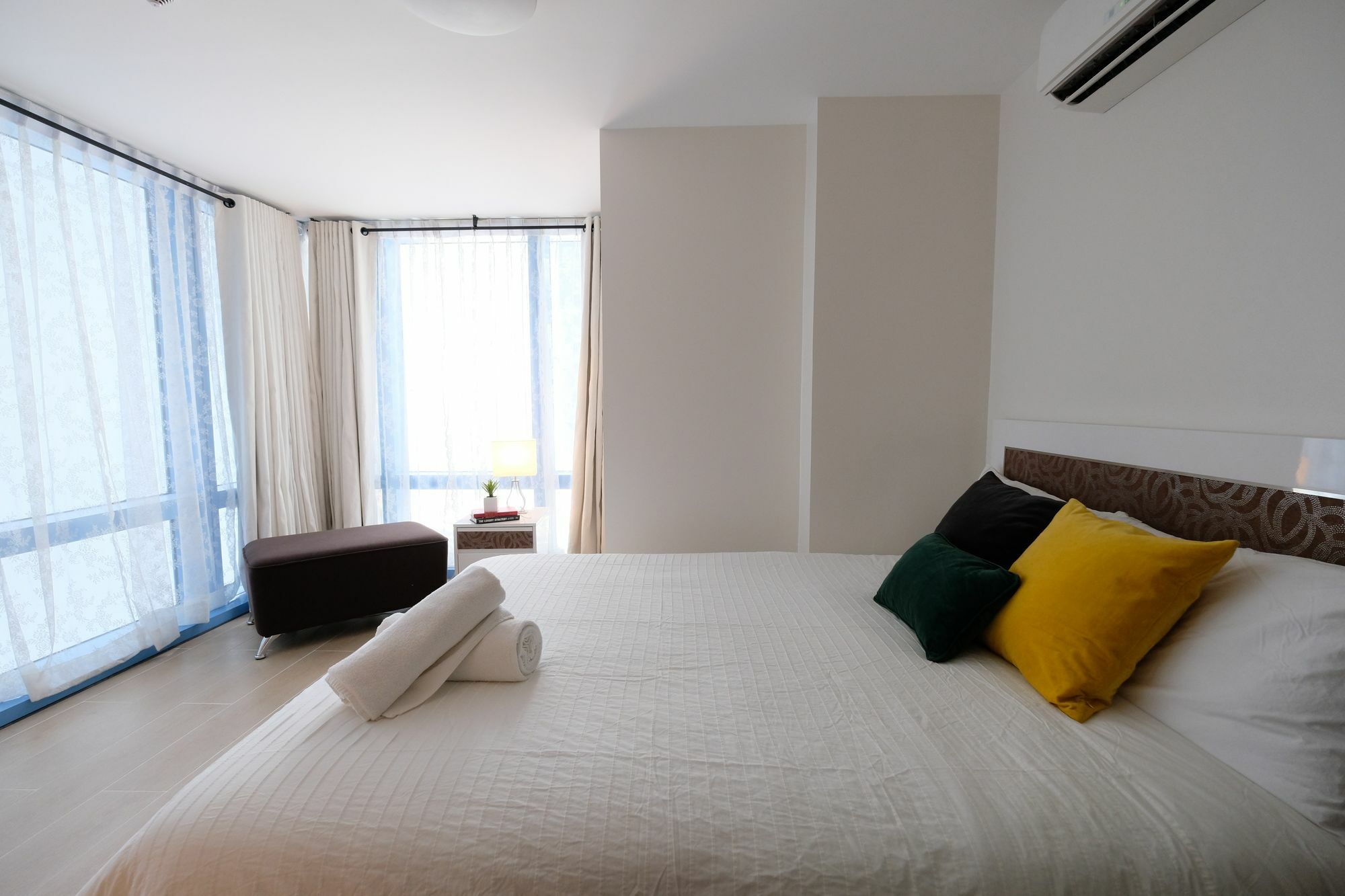 Csuites At Two Central Residences Makati City Exterior photo