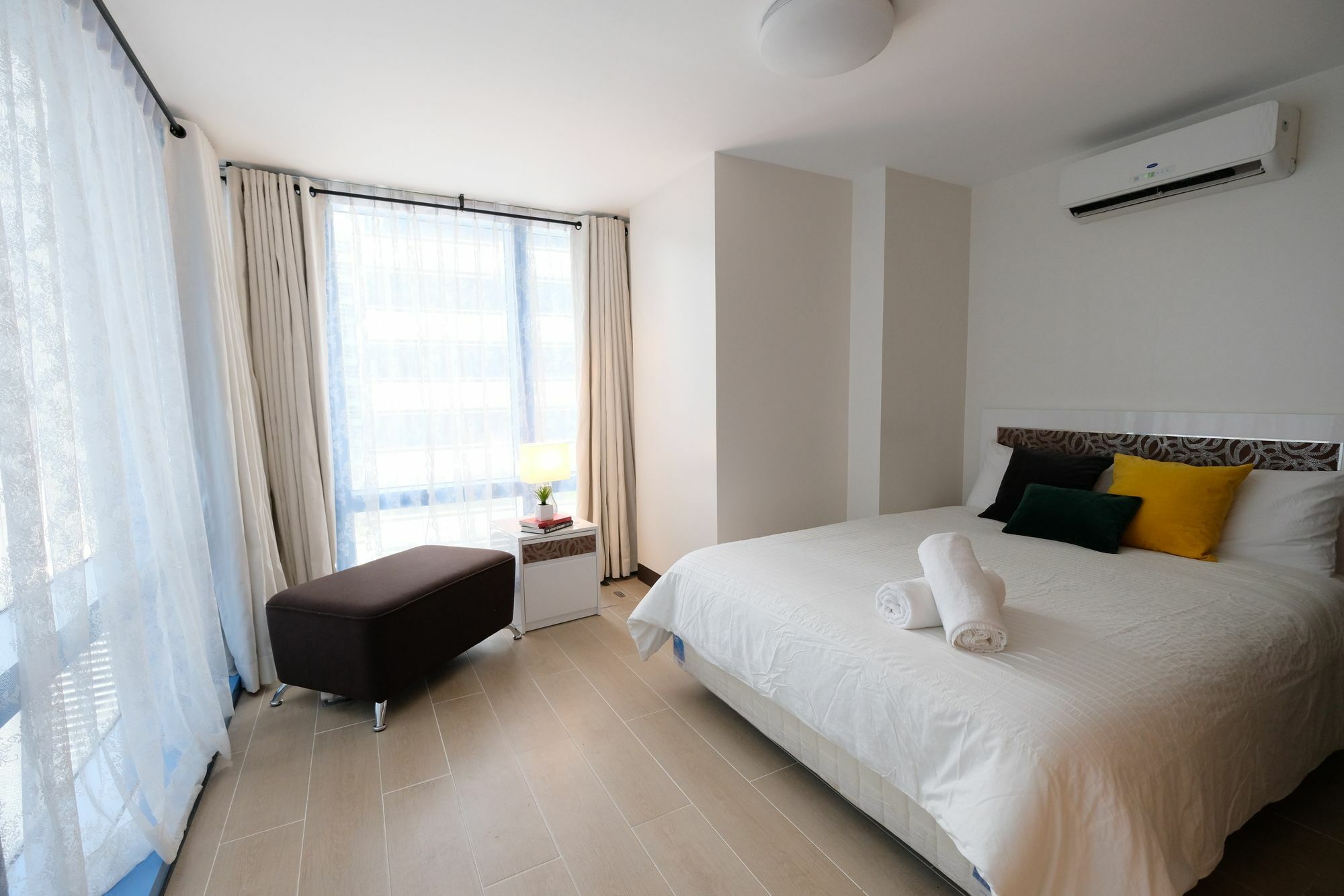 Csuites At Two Central Residences Makati City Exterior photo